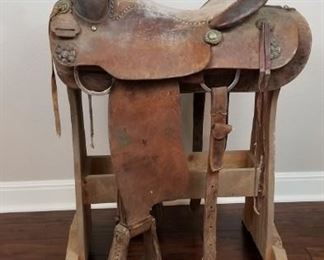 Ryon saddle and stand