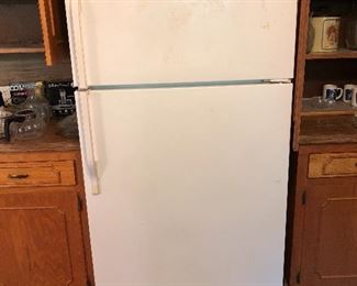 Older model refrigerator with working ice maker