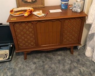 Nice stereo in cabinet 