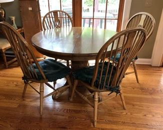 Round kitchen table with 4 chairs and 2 leafs