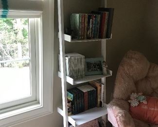 Staircase book shelf