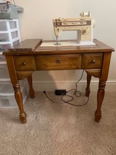 Vintage Singer sewing machine w/table.  It works!