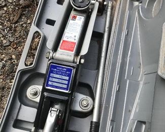 4500 lb hydrolic jack in a box
