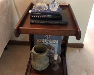 Rolling end table/magazine rack