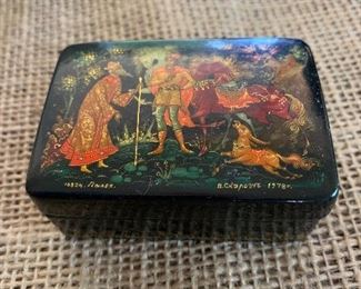 Hand painted lacquer Russian trinket box