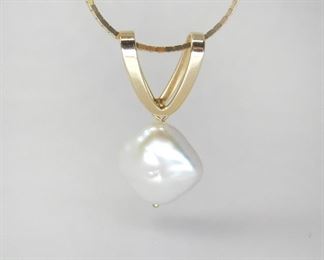 14K GOLD & BAROQUE PEARL PENDANT NECKLACE