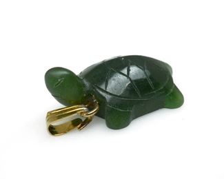 ADORABLE CARVED GREEN JADE TURTLE PENDANT