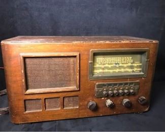M042 Old Tabletop Tube Radio