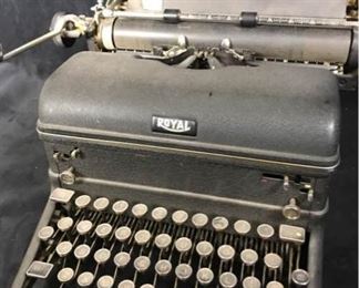 M090Vintage Royal Typewriter