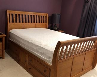 Queen size sleigh bed with built in drawers etc like new condition 
Amish made