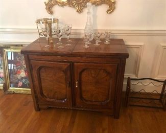 Huntley By Thomasville extendable buffet