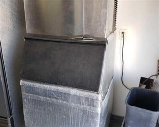 #601: Manitowoc Commercial Ice Maker and Bin Model SY0454A
Measures approximately 30"×32"×72"
