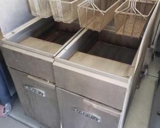 #621: Double Imperial Deep Fryers, 4 Baskets
Model: IFS-40 Measures approximately 42" x 31" x 31"
