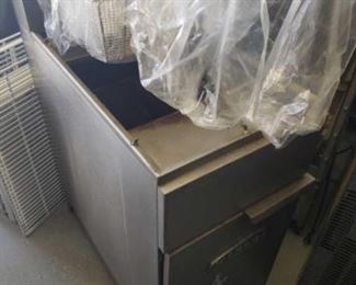 #622: Imperial Deep Fryer Model IFS-40 with 2 New Baskets
Measures approximately 41.5" x 16" x 31"