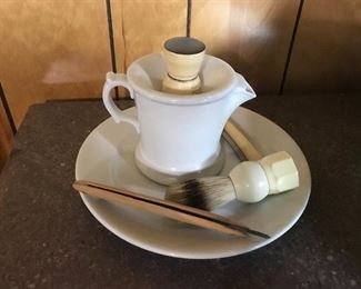 This is a FIND! Vintage gentleman’s shave set...straight edge included