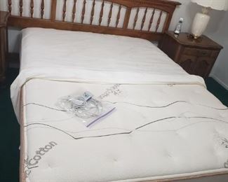 Organic cotton adjustable queen size bed lightly used in excellent/new condition