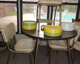 Dinette 1950s and melomine plates