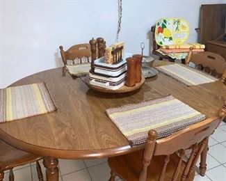 Maple Ethan and Allen table w/2 leaves and four chairs 
