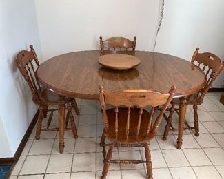 Maple Ethan and Allen table w/2 leaves and four chairs 