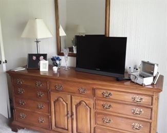 Dresser
Vizio Flat Screen TV