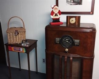Antique Radio
Clock
End Table