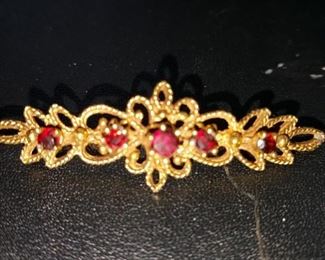 14kt gold brooch with garnets