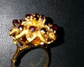 18 kt gold garnet ring