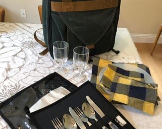 Eddie Bauer picnic backpack - place settings for two