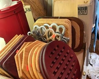 TRIVETS & CUTTING BOARDS