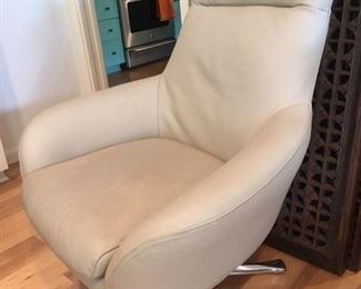 Mid Century-style swivel office chair in light grey synthetic leather and rugged chrome base by Jason of China