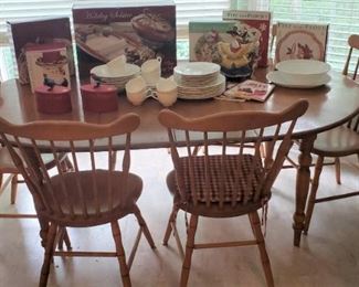 Beautiful Kitchen Table (Maple) plus six chairs