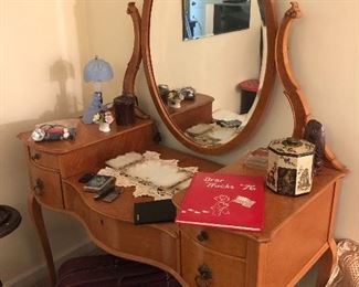 vanity with mirror, vintage lamp