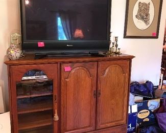 entertainment center/tv stand, flat screen television