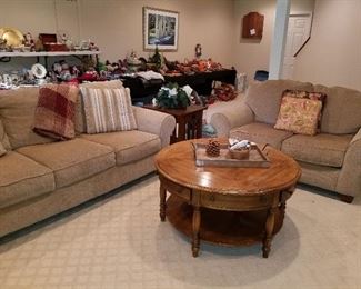 Sofa w/ matching loveseat coffee table