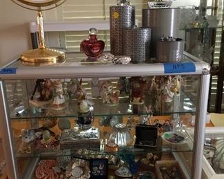 Showcase full of small decorative items and jewelry