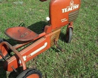 Pedal tractor in very good condition 