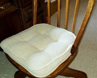 Pedestal chair