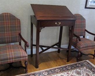 HENKEL HARRIS EFFERSON WRITING DESK, FLANKED Y A PAIR OF SOUTHWOOD OF HICKORY LIBRARY CHAIRS