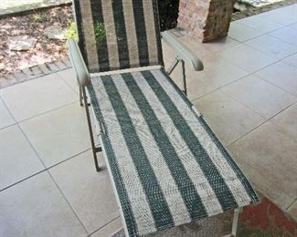 New or like new folding lounge chair