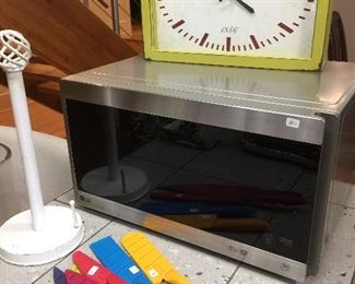 Really nice microwave, cool clock, knives