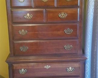 Broyhill chest of drawers (belongs to 3 piece suite)