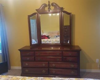 Broyhill dresser w/ mirror (belongs to 3 piece suite)