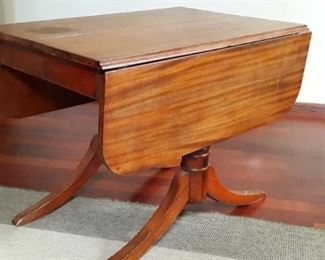 Drop leaf table