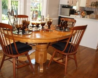 Round oak table with 1 leaf
