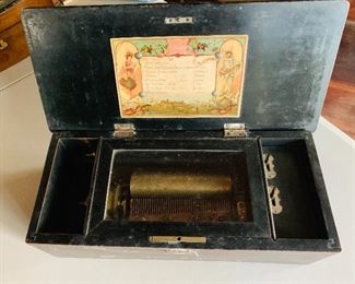 “Cartel” unique reproduction of a Victorian music box