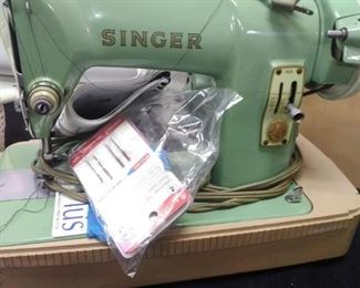  Vintage Singer Sewing Macine https://ctbids.com/#!/description/share/161890
