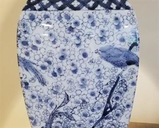 Blue and White Ginger Jar Lamp 1 of 2