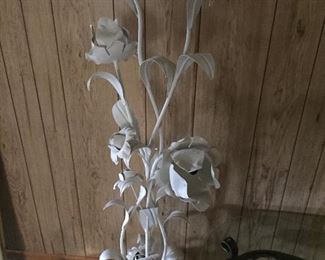 Metal sculpture lamp