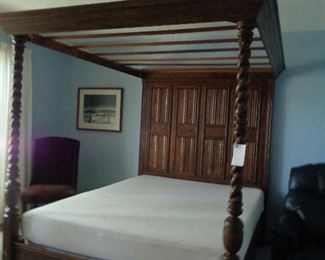 queen canopy bed
