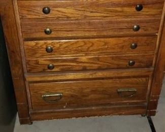 Chest of drawers on wheels